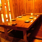 合コンやプチ宴会は6名用の個室でぜひ。ちょっとテンション上がって騒いでも個室だからOKです。