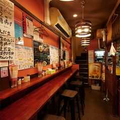 当店ではカウンター席をご用意しております。お一人様でも大歓迎です◎また、テーブルの間隔を広くとっているので、安心してお食事をお楽しみ頂けます。ご家族やご友人とのお集まりなど、様々なシーンでご利用いただける空間となっております！