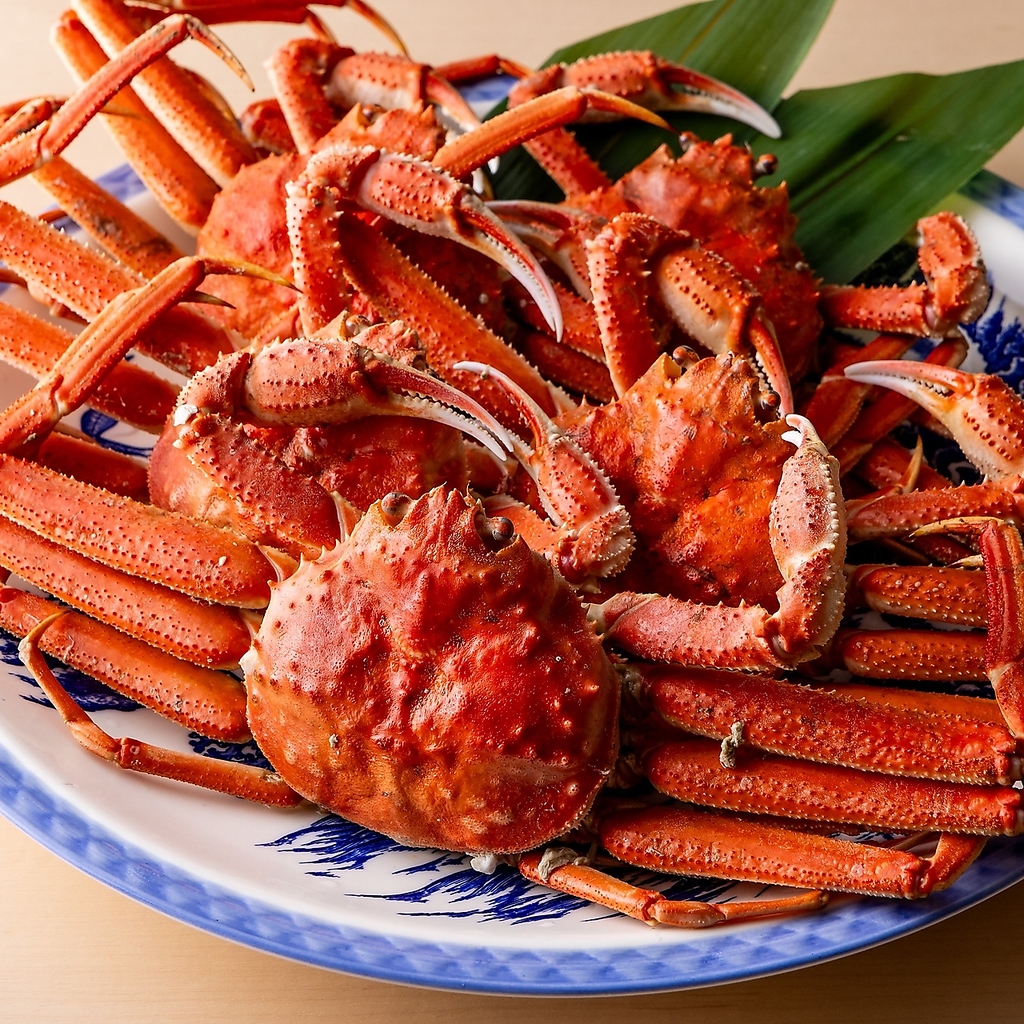 名物の「本ズワイガニ」は、別名“カニの女王”とも呼ばれる自慢の逸品◎品な甘みと奥深い旨味は絶品