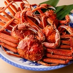 名物の「本ズワイガニ」は、別名“カニの女王”とも呼ばれる自慢の逸品◎品な甘みと奥深い旨味は絶品