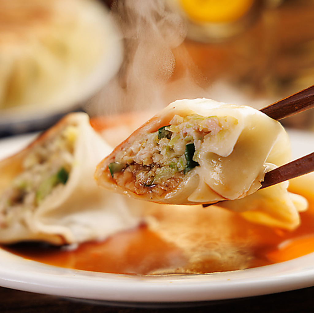 看板メニュー！外はパリッと中はジューシーな肉汁溢れる自家製焼き餃子は、ビールとの相性も抜群です