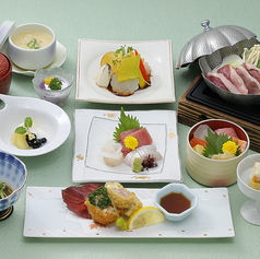 会席料理にぴったりな日本酒を常時20銘柄ほどご用意