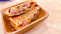ソーセージのピリ辛ホットサンド