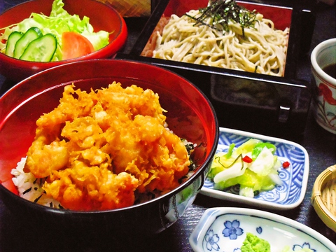 蔵の雰囲気も楽しめる、丹精こめて作られた手打ちそばと天ぷらが旨いお店。
