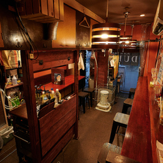 店内はカウンター席とテーブルでご利用いただけるお店です。お一人様でもお気軽にご来店いただけます。また、おひとり様でも大歓迎ですが、デートやお仕事帰りの方でもお気軽にご相談ください。お食事後のお酒の〆にもおすすめの一品多数です。是非ご一緒にお召し上がりください。