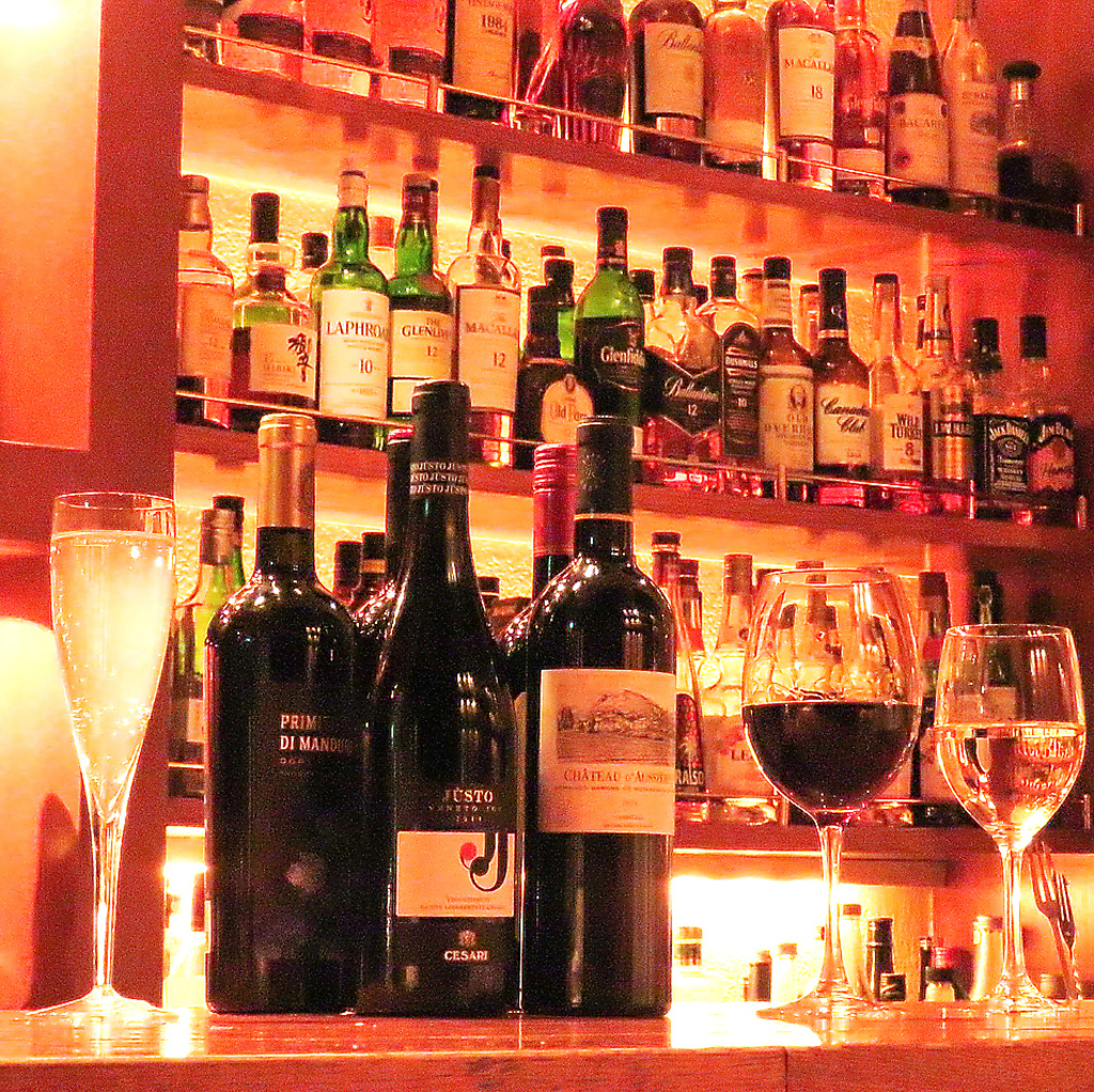 ワインやカクテルなど迷ってしまうくらい揃っております♪ウイスキーやスコッチも12年物などあります