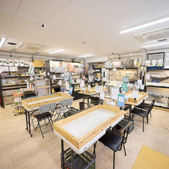 テーブル席(1～2名様×6卓)をご用意しております。可愛らしい動物たちに囲まれて、大切な方との素敵な時間をお過ごしください