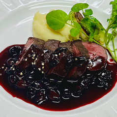 函館近郊産エゾ鹿肉のロースト ハスカップソース