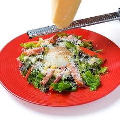 厚切りベーコンと温玉のシーザーサラダ