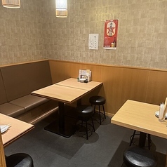 お二人でのお食事に最適なテーブル席は、広々とした空間でゆったりとお過ごしいただけます。大切な方とのデートや、友人との気軽なランチにも最適です。周りを気にせず、美味しいお料理と会話をお楽しみください。