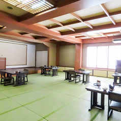 中広間テーブル4名×9席ございます。