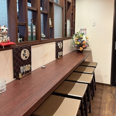 お一人様やカップルに最適なカウンター席をご用意しております。仕事帰りの晩酌や、デートでの親密な時間をお過ごしください。