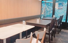 テーブルのお席は1名様から最大12名様までご利用いただけます。ふらっと立ち寄ってのご利用もできます◎