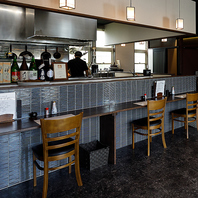 ライブ感あふれるオープンキッチン