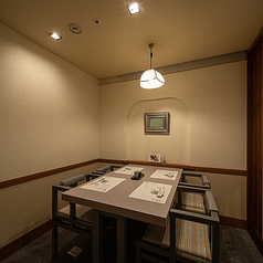 広めにスペースをとったテーブル席は、落ち着いた和の空間でゆったりとお食事を楽しめます。静かな雰囲気の中で、心地よい時間を過ごしながら、特別なひとときをお楽しみください。