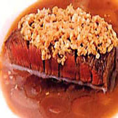 鉄板で味わうガーリックステーキの写真