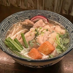 鶏ガラスープのタイ屋台風鶏そば（センレク・ナーム）の写真