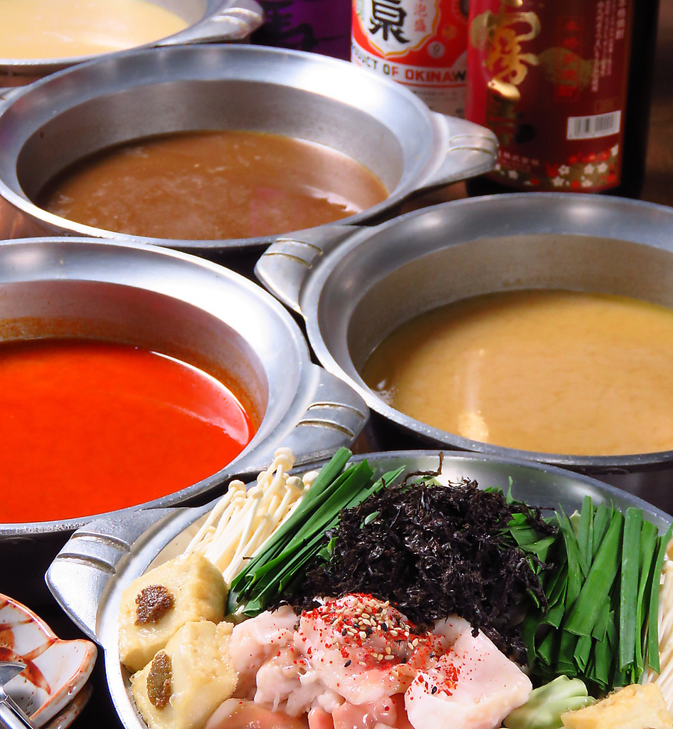 専門店のもつ鍋、白（味噌）金（黄金塩）黒（熟成醤油）赤（辛味噌）銀（水炊き）お好きなお味で。