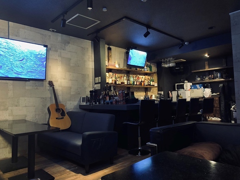 なんば駅・大阪難波駅近くの隠れ家的バーで、憩いのひと時をお過ごしください