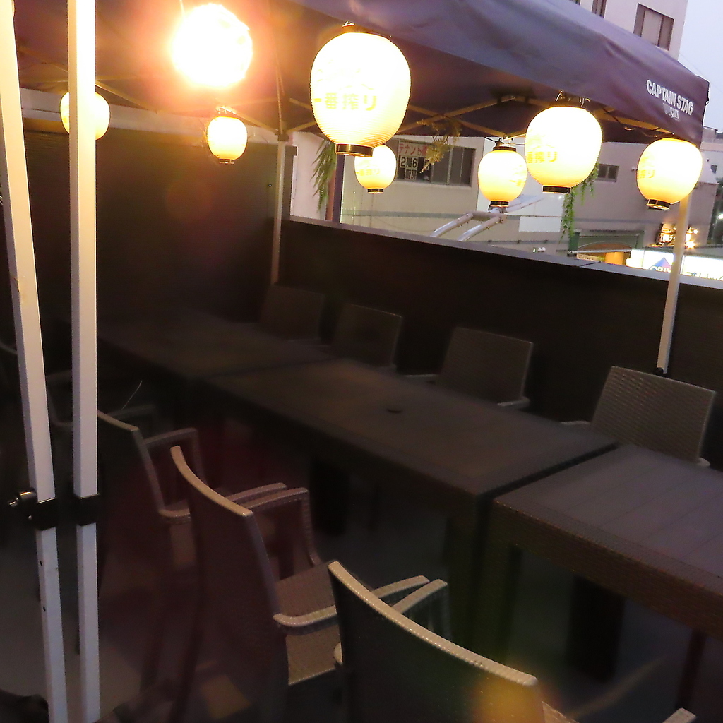 提灯の明かりが灯る屋上ビアガーデン。夜の宴には、最高な雰囲気です。思う存分お楽しみください！