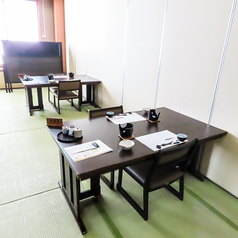 中広間テーブル4名×4席ございます。