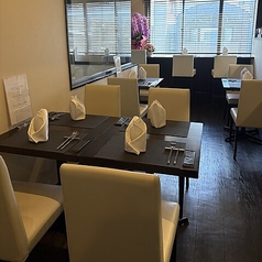 ゆったりと配置された4名様用のテーブル席は、ご友人同士のランチやご家族でのディナーに最適です。落ち着いたインテリアに囲まれながら、旬の食材を活かしたコース料理を心ゆくまでお愉しみください。広めのスペースで、多彩なアラカルトや大皿のパエリアもゆとりを持って並べられます。