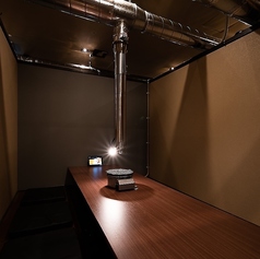 すだれで仕切る半個室席。周りを気にせず、お食事をお楽しみいただけます。 ※写真は系列店のものです。