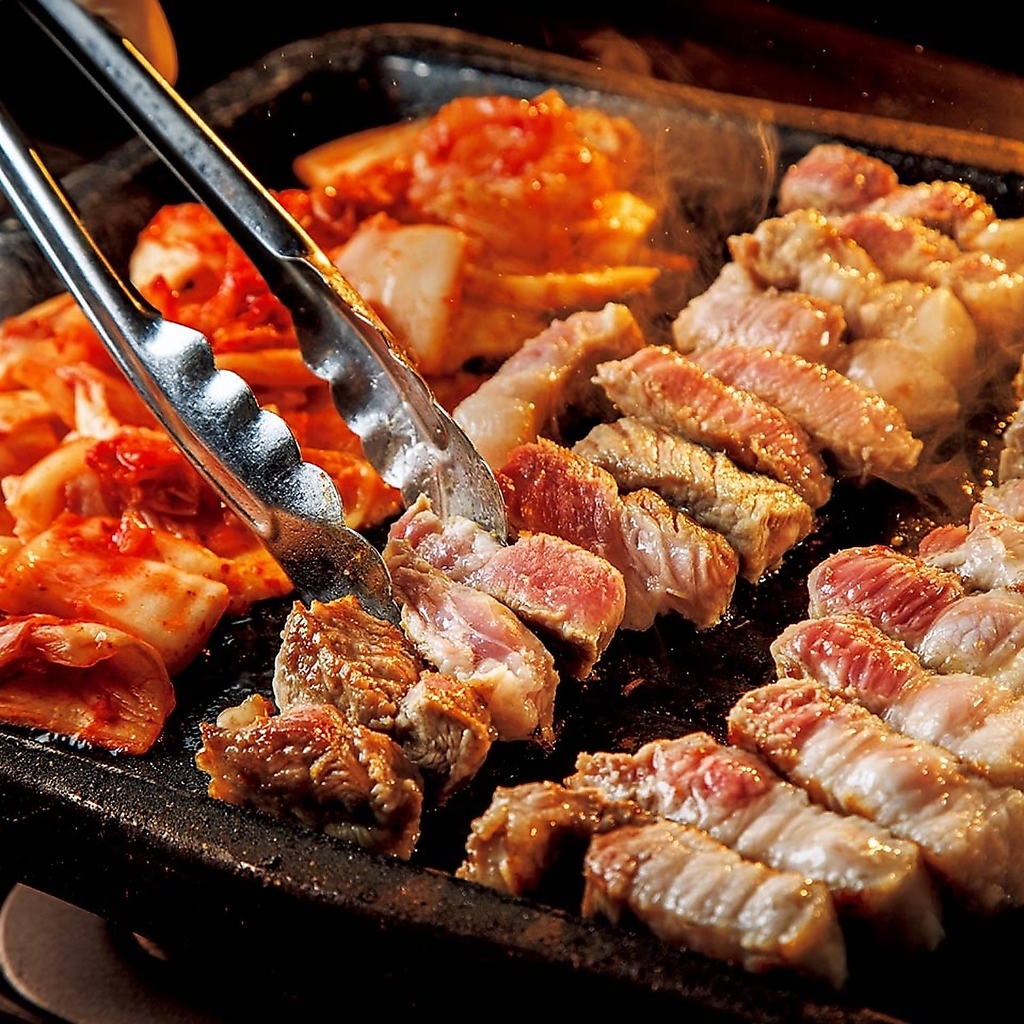 看板料理「サムギョプサル」をはじめ、全150種の逸品を心ゆくまで堪能いただける贅沢な食べ飲み放題