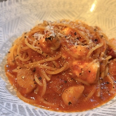 焼きニンニクと燻製モッツァレラのトマトソーススパゲッティーニ