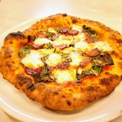 岩槻産カーボロ・ネロ（黒キャベツ）、イベリコ豚サラミ、モッツァレラ、ガーリックトマトソース