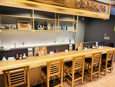 静かに過ごしたい方に人気のカウンター席。料理の香りや音を感じながら、程よい距離感でゆっくりとお楽しみいただけます。お1人はもちろん、二人での落ち着いた時間にもおすすめです。