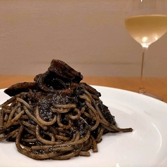 東北の旬のイカとイカ墨のスパゲティ