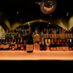 バーカウンターとハイテーブルもあり、カップルでのお食事やサクっと飲みたいときにも。