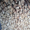 薪窯用の薪が積み上げられております
