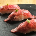 料理メニュー写真 肉寿司　～酢飯と肉の甘味～　2貫