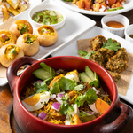 夜はエスニック料理が楽しめるお洒落なバル風のお店！