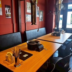 ゆったりとした半個室空間をご用意しておりますので、少人数から大人数まで幅広く対応可能です。周囲を気にせず会話やお食事を楽しめるため、友人同士の集まりやご家族でのお食事、会社の宴会などにも最適。プライベート感と開放感を兼ね備えた心地よい空間で、特別なひとときをお過ごしください。