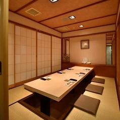 6名様から最大30名様まで、人数に合わせて扉を閉め切って対応できる完全個室。周囲の視線を気にすることなく、プライベートな宴会や食事会をお楽しみいただけます。