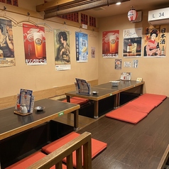 靴を脱いでゆったりとくつろげる小上がりのお座敷席です。壁には手書きのおすすめメニューやレトロなポスターが貼られており、親しい仲間との飲み会にぴったりのアットホームな空間です。