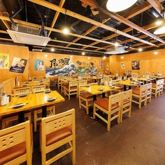 広々とした開放感ある店内は、団体での貸切利用にも対応可能。ゆったり座れるテーブル席が並び、人数やシーンに応じてレイアウト変更も柔軟に対応いたします。会社宴会や打ち上げ、同窓会などにも最適。昭和レトロな雰囲気と木の温もりが漂う空間で、周囲を気にせずゆったりとご宴会をお楽しみいただけます。