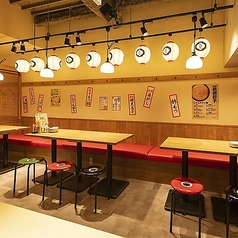 【駅チカの居酒屋】焼きたて餃子を囲み、会話も箸も止まらない楽しいひとときを過ごせるテーブル席。さらに、もつ鍋の湯気に包まれた温かみのある空間で、気取らずゆったりとお寛ぎいただけます。仲間との語らいや、ほっと一息つきたい時にもぴったりです♪お腹も心も満たされる、楽しいひとときをご堪能ください。