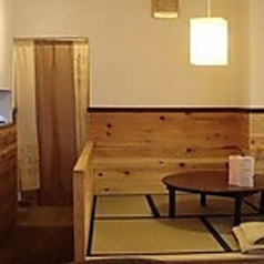 当店には3名様でご利用いただける小上がりのお席を1卓ご用意しております◎おしゃれなインテリアが配されたホッと落ち着ける店内でご友人との飲み会など皆様でゆったりと和む時をお過ごしいただけます♪チャージ料なしで1杯から気軽にお楽しみいただけますのでぜひ一度美味しいお料理とともにご堪能くださいませ!
