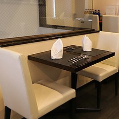 2名様用のテーブル席を2卓ご用意しております。夫婦ふたりで営む店ならではの温かみのある空間は、大切なパートナーとの誕生日や記念日、デートにぴったりです。隣を気にせず、ソムリエ厳選のワインと共に、伝統とひらめきが融合したスペイン料理の真髄をゆっくりと語らいながらご堪能いただけます。