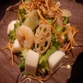 料理メニュー写真 海老と根菜のサラダ（Lサイズ）