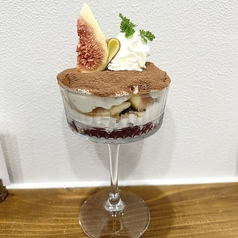 とよみつ姫とワインジュレのティラミスパフェ