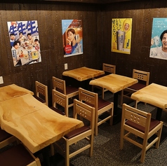 【小人数テーブル】 光と影が織り成す上質空間。都会の喧騒を忘れ大人の時間をゆったり堪能できる空間をご用意！2名～6名の少人数様向けのテーブル席などゆったりと優雅なお時間をお過ごし頂けるこちらのお席は、デートをワンランク上の仕上がりに！サプライズ演出できるデザートプレートもご用意しております！！