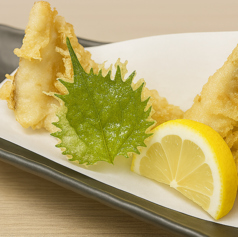 サクッと広がる旬の旨み！揚げたて熱々の天ぷらは新潟の地酒との相性も抜群です！の写真