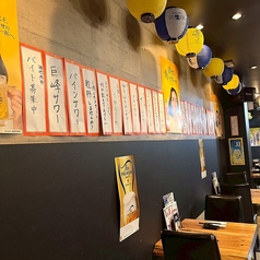 【テーブル席:2名様×10卓】最大20名様まで！少人数から大人数まで柔軟に対応◎　当店は全席喫煙OK◎テーブルを繋げることで最大20名様までの大人数利用が可能です。人数に合わせてお席をお作りしますので大人数宴会もお気軽にご利用ください。