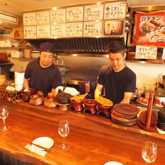 これまでパリ2年、ニューヨーク4年、北京2年半、バンコク2年半、各国でシェフをしていた経験を生かし、湘南!茅ヶ崎駅南口に気軽なバルをオープン！!料理はアメリカン、フレンチ、イタリアンから、スぺイン料理、居酒屋メニューまで多国籍の手作り料理をバル/バール価格にてご提供致します。 