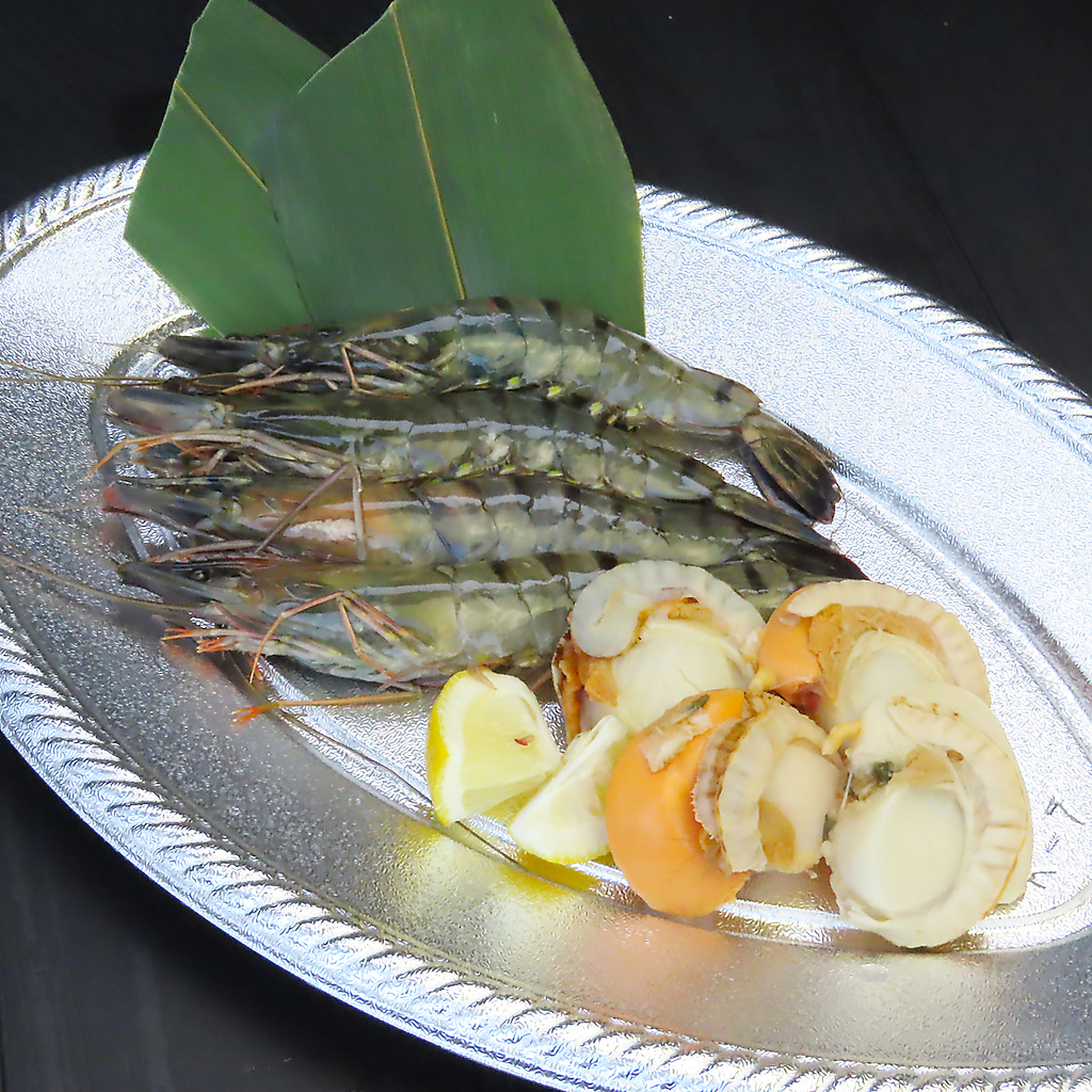 新鮮なエビとホタテ。レモンを添えて・・・BBQにぴったりの魚介類も、もちろんご用意しております。